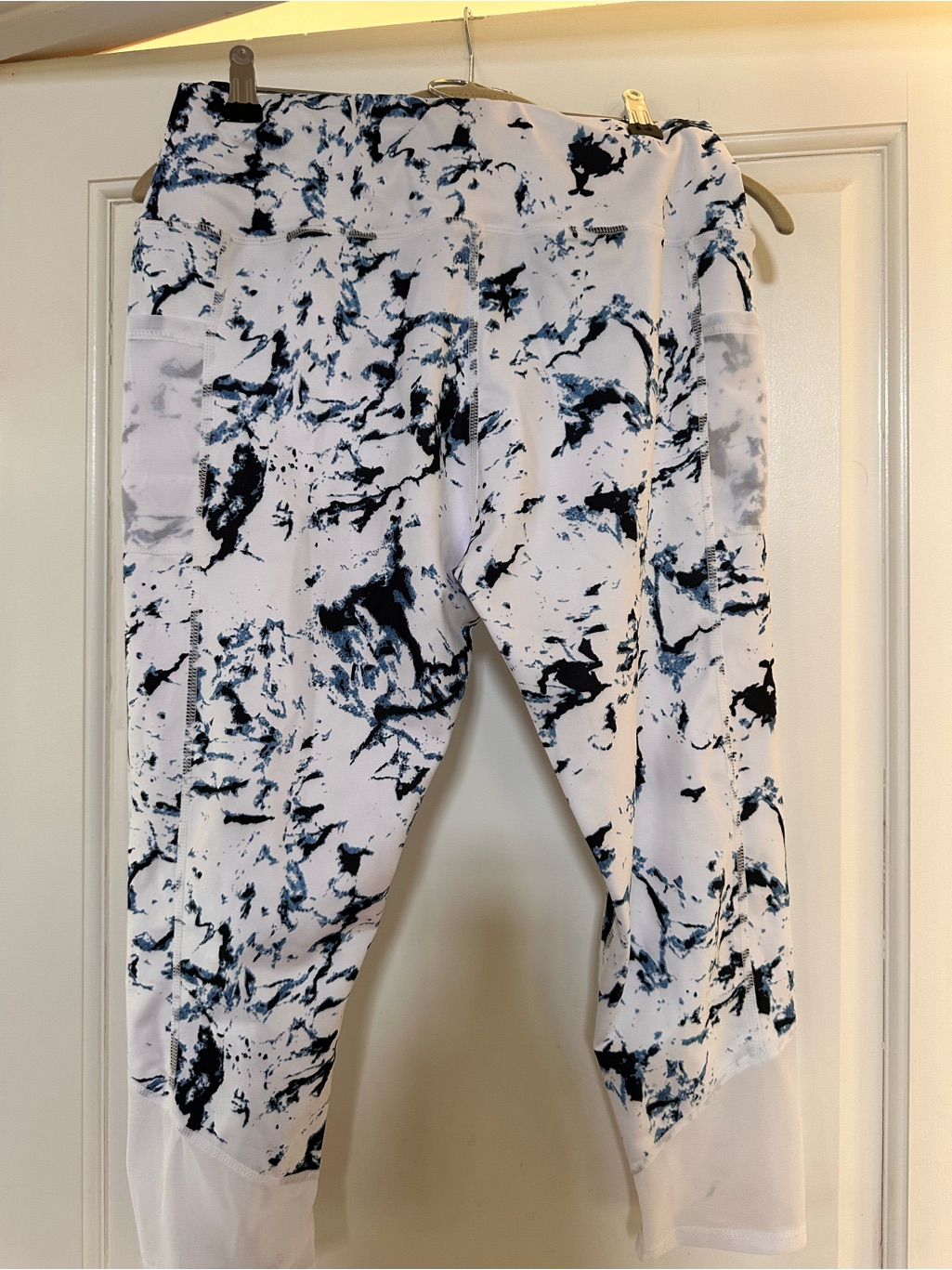 Marble-Print Active Capri Leggings - White/Black/Blue Xl With Mesh Phone Pockets
